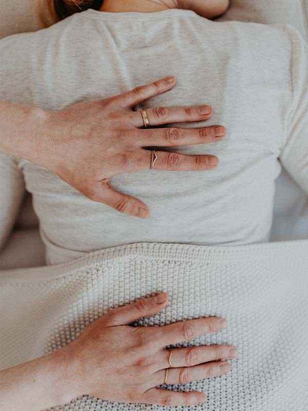 Reiki Behandlung an Kundin